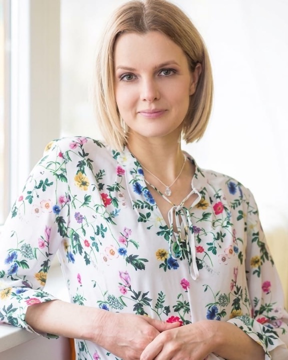 Magdalena Borowiec, psycholog, przy oknie gabinetu w Katowicach.